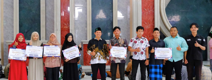 Wakil Rektor I UNUSIDA, Dr. Hadi Ismanto, S.H.I., M.Pd., saat memberikan penghargaan kepada Mahasiswa Berprestasi Tingkat Nasional dan Internasional (Foto: Humas UNUSIDA)