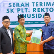 Penyerahan SK Plt. Rektor UNUSIDA oleh Ketua BPP UNUSIDA (Foto: Humas UNUSIDA)