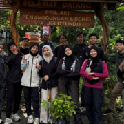 UKM MAPANUSIDA Gelar Aksi “Hiking & Planting Trees” di Gunung Bekel (Foto: UKM MAPANUSIDA)
