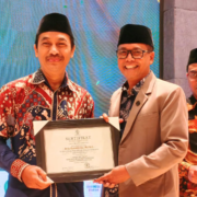 Kepala UPT PIK UNUSIDA, Aris Kuswanto saat menerima penghargaan LPTNU Award 2026 (Foto: Humas UNUSIDA)