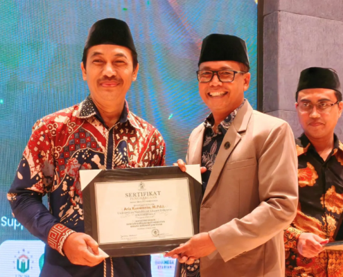 Kepala UPT PIK UNUSIDA, Aris Kuswanto saat menerima penghargaan LPTNU Award 2026 (Foto: Humas UNUSIDA)