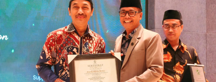 Kepala UPT PIK UNUSIDA, Aris Kuswanto saat menerima penghargaan LPTNU Award 2026 (Foto: Humas UNUSIDA)