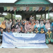 Kolaborasi WWF Indonesia dan UKM MAPANUSIDA UNUSIDA Tanam Mangrove di Kepetingan (Foto: Humas UNUSIDA)