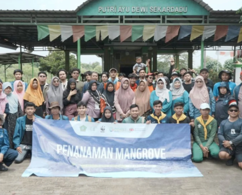 Kolaborasi WWF Indonesia dan UKM MAPANUSIDA UNUSIDA Tanam Mangrove di Kepetingan (Foto: Humas UNUSIDA)