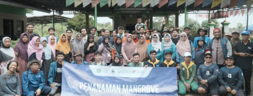Kolaborasi WWF Indonesia dan UKM MAPANUSIDA UNUSIDA Tanam Mangrove di Kepetingan (Foto: Humas UNUSIDA)