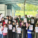 Mahasiswa Kelompok KKN dan PLP FKIP UNUSIDA di Sanggar Belajar Pantai Dalam Malaysia (Foto: Humas UNUSIDA)