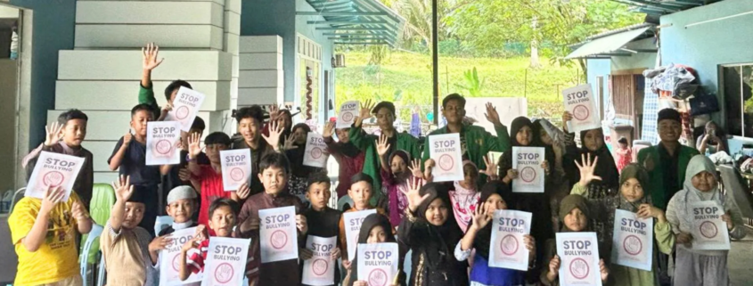 Mahasiswa Kelompok KKN dan PLP FKIP UNUSIDA di Sanggar Belajar Pantai Dalam Malaysia (Foto: Humas UNUSIDA)