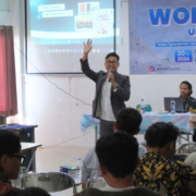 Workshop UIUX Figma Muhammad Taufikurrahman saat menyampaikan materi dalam Workshop UI/UX Figma Hima SI UNUSIDA (Foto: Humas UNUSIDA)