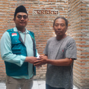 JPZIS UNUSIDA Ketua JPZIS LAZISNU UNUSIDA, Moch. Fabet Ali Taufan, S.Si., Saat Menyalurkan Bantuan untuk Korban Kebakaran di Desa Grinting Tulangan (Foto: Humas UNUSIDA)