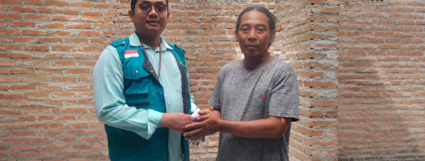 Wujud Nyata Solidaritas, JPZIS UNUSIDA Salurkan Bantuan untuk Mahasiswa Korban Kebakaran 2 Ketua JPZIS LAZISNU UNUSIDA, Moch. Fabet Ali Taufan, S.Si., Saat Menyalurkan Bantuan untuk Korban Kebakaran di Desa Grinting Tulangan (Foto: Humas UNUSIDA)