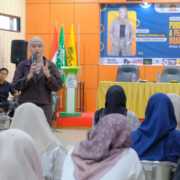 Narasumber Workshop Public Speaking & Personal Branding Amanda Nadzario, S.Sos., saat menyampaikan materi kepada mahasiswa (Foto: Humas UNUSIDA)