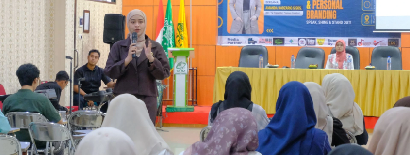 BEM UNUSIDA Gelar Workshop Public Speaking & Personal Branding, Dorong Mahasiswa Berani Tampil dan Berkembang 1 Narasumber Workshop Public Speaking & Personal Branding Amanda Nadzario, S.Sos., saat menyampaikan materi kepada mahasiswa (Foto: Humas UNUSIDA)