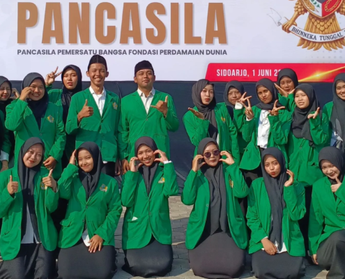 Manifesto Teo-Ekologis Mahasiswa Teknik Lingkungan Melawan Kolonialisme Sampah 6 Mahasiswa Teknik Lingkungan UNUSIDA usai mengikuti Upacara Peringatan Hari Lahir Pancasila di Alun-alun Sidoarjo (Foto: Humas UNUSIDA)
