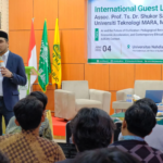 Guru Besar UiTM Malaysia Prof Shukor Sanim Bahas Masa Depan Peradaban di Era AI dalam International Guest Lecture di UNUSIDA 6 Guru Besar UiTM Malaysia Prof Shukor Sanim saat menjadi narasumber dalam International Guest Lecture UNUSIDA (Foto: Humas UNUSIDA)