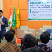 Guru Besar UiTM Malaysia Prof Shukor Sanim saat menjadi narasumber dalam International Guest Lecture UNUSIDA (Foto: Humas UNUSIDA)