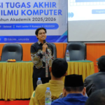 FILKOM UNUSIDA Diseminasi Tugas Akhir Secara Terbuka, Jadi Ajang Unjuk Karya Inovasi Mahasiswa 7 Salah satu mahasiswa sedang mempresentasikan sekaligus mendiseminasikan hasil karya ilmiah dan inovasi teknologi saat Diseminasi Tugas Akhir FILKOM UNUSIDA (Foto: Humas UNUSIDA)