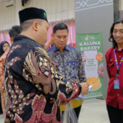 Plt. Rektor UNUSIDA saat Mengunjungi SWAKARYA 2026, Pameran Tugas Akhir Mahasiswa DKV UNUSIDA (Foto: Humas UNUSIDA)