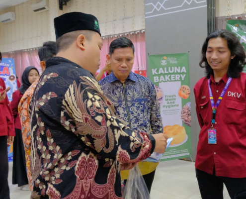 Plt. Rektor UNUSIDA saat Mengunjungi SWAKARYA 2026, Pameran Tugas Akhir Mahasiswa DKV UNUSIDA (Foto: Humas UNUSIDA)