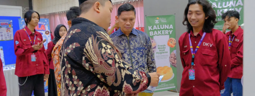 Mahasiswa DKV UNUSIDA Gelar Swakarya Pameran Tugas Akhir, Tampilkan Puluhan Karya Kreatif 6 Plt. Rektor UNUSIDA saat Mengunjungi SWAKARYA 2026, Pameran Tugas Akhir Mahasiswa DKV UNUSIDA (Foto: Humas UNUSIDA)