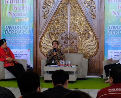Plt. Kepala Dinas Pemberdayaan Masyarakat dan Desa (DPMD) Kabupaten Sidoarjo, Probo Agus Sunarno, S.Sos., M.M., saat menjadi Narasumber dalam Pembekalan KKN UNUSIDA Berdaya 2026 (Foto: Humas UNUSIDA)