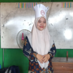 Ayu Munjidah, S.Pd., alumni Program Studi S1 PGSD UNUSIDA sebagai guru di MI Al Abror Pekauman. (Foto: Humas UNUSIDA)