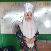Ayu Munjidah, S.Pd., alumni Program Studi S1 PGSD UNUSIDA sebagai guru di MI Al Abror Pekauman. (Foto: Humas UNUSIDA)