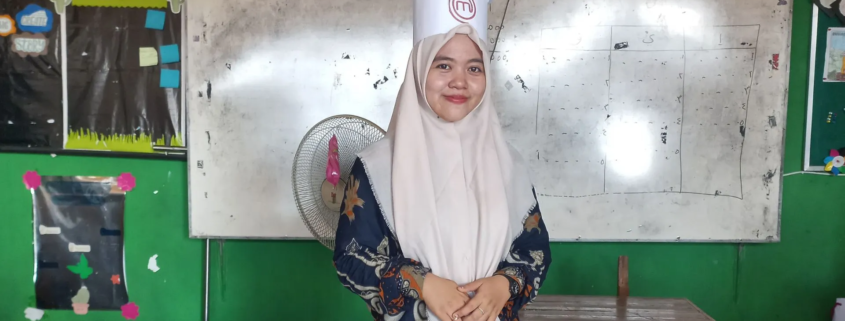 Ayu Munjidah, S.Pd., alumni Program Studi S1 PGSD UNUSIDA sebagai guru di MI Al Abror Pekauman. (Foto: Humas UNUSIDA)