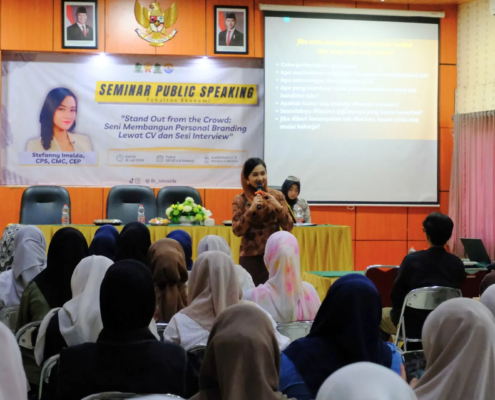 Stefanny Imelda saat menjadi narasumber dalam Seminar Public Speaking FE UNUSIDA (Foto: Humas UNUSIDA)