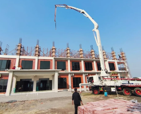 Proses pengecoran tiang-tiang di Lantai 3 Gedung B Komplek Kampus UNUSIDA, Lingkar Timur, Sidoarjo (Foto: Humas UNUSIDA)