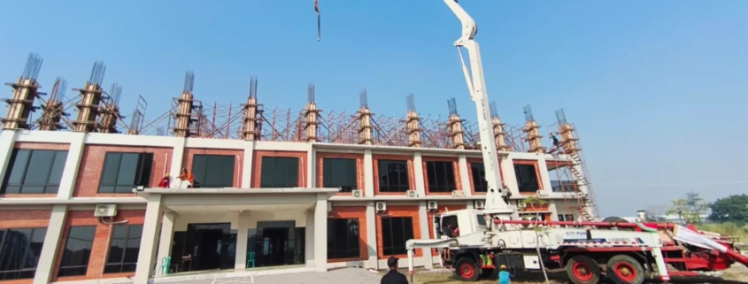 Proses pengecoran tiang-tiang di Lantai 3 Gedung B Komplek Kampus UNUSIDA, Lingkar Timur, Sidoarjo (Foto: Humas UNUSIDA)