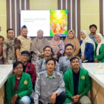 Peserta KKN, dosen pembimbing lapangan, dan pimpinan fakultas berfoto bersama setelah pemaparan Program Kerja KKN UNUSIDA BERDAYA 2026 di Ruang Pertemuan Lantai 1 Gedung B UNUSIDA. (Foto: LPPM UNUSIDA)
