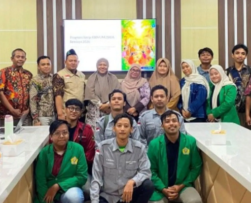 Peserta KKN, dosen pembimbing lapangan, dan pimpinan fakultas berfoto bersama setelah pemaparan Program Kerja KKN UNUSIDA BERDAYA 2026 di Ruang Pertemuan Lantai 1 Gedung B UNUSIDA. (Foto: LPPM UNUSIDA)