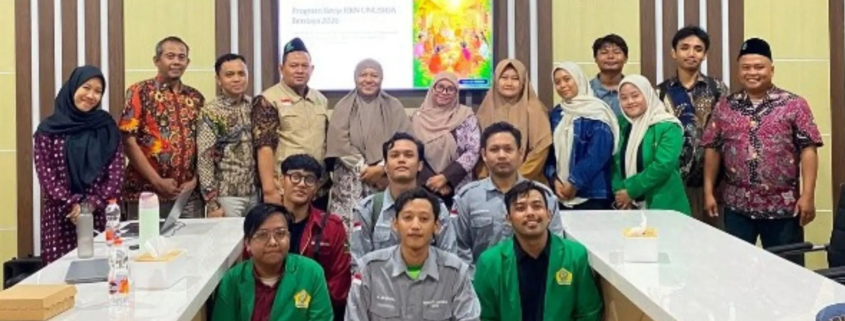 Peserta KKN, dosen pembimbing lapangan, dan pimpinan fakultas berfoto bersama setelah pemaparan Program Kerja KKN UNUSIDA BERDAYA 2026 di Ruang Pertemuan Lantai 1 Gedung B UNUSIDA. (Foto: LPPM UNUSIDA)