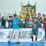 Suasana pengangkatan piala oleh seluruh pemain dan official tim Futsal Fakultas Teknik setelah kembali menjadi juara 1 UNUSIDA CUP 2026 (Foto: Humas UNUSIDA)