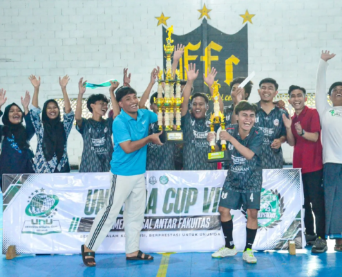 Suasana pengangkatan piala oleh seluruh pemain dan official tim Futsal Fakultas Teknik setelah kembali menjadi juara 1 UNUSIDA CUP 2026 (Foto: Humas UNUSIDA)