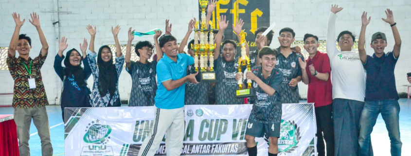 Suasana pengangkatan piala oleh seluruh pemain dan official tim Futsal Fakultas Teknik setelah kembali menjadi juara 1 UNUSIDA CUP 2026 (Foto: Humas UNUSIDA)
