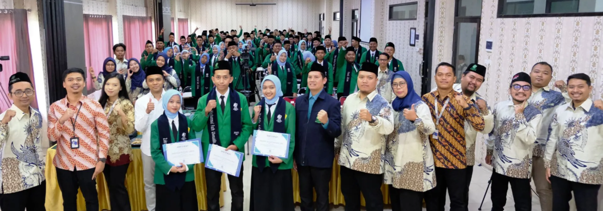 Yudisium ke-12 FILKOM UNUSIDA, Teguhkan Komitmen Cetak Lulusan Tepat Waktu, Bermutu, dan Berintegritas 1 Seluruh peserta Yudisium ke-12 FILKOM UNUSIDA berfoto bersama dengan seluruh Dosen, Dekan, Plt. Rektor UNUSIDA (Foto: Humas UNUSIDA)