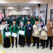 Seluruh peserta Yudisium ke-12 FILKOM UNUSIDA berfoto bersama dengan seluruh Dosen, Dekan, Plt. Rektor UNUSIDA (Foto: Humas UNUSIDA)