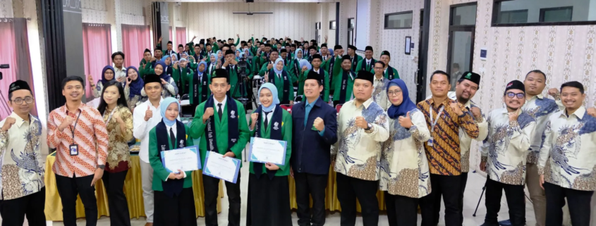 Yudisium ke-12 FILKOM UNUSIDA, Teguhkan Komitmen Cetak Lulusan Tepat Waktu, Bermutu, dan Berintegritas 5 Seluruh peserta Yudisium ke-12 FILKOM UNUSIDA berfoto bersama dengan seluruh Dosen, Dekan, Plt. Rektor UNUSIDA (Foto: Humas UNUSIDA)
