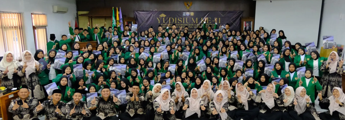 Yudisium ke-11 FKIP UNUSIDA Cetak 171 Calon Pendidik Berkarakter, Inovatif, dan Adaptif 6 Seluruh yudisiawan berfoto bersama dengan Dosen dan Tenaga Kependidikan dalam Yudisium ke-11 UNUSIDA (Foto: Humas UNUSIDA)