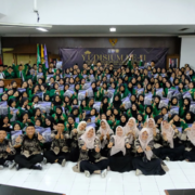 Seluruh yudisiawan berfoto bersama dengan Dosen dan Tenaga Kependidikan dalam Yudisium ke-11 UNUSIDA (Foto: Humas UNUSIDA)