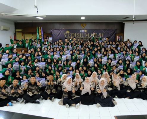 Yudisium ke-11 FKIP UNUSIDA Cetak 171 Calon Pendidik Berkarakter, Inovatif, dan Adaptif 6 Seluruh yudisiawan berfoto bersama dengan Dosen dan Tenaga Kependidikan dalam Yudisium ke-11 UNUSIDA (Foto: Humas UNUSIDA)