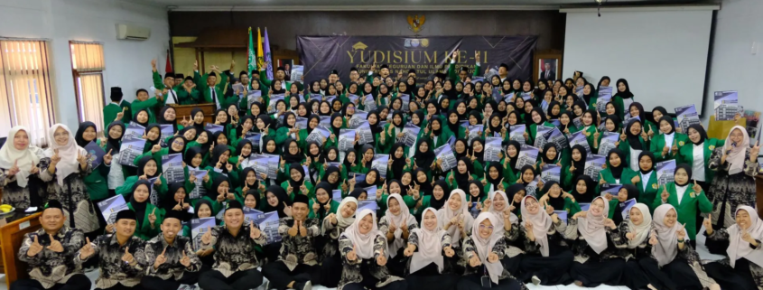 Yudisium ke-11 FKIP UNUSIDA Cetak 171 Calon Pendidik Berkarakter, Inovatif, dan Adaptif 4 Seluruh yudisiawan berfoto bersama dengan Dosen dan Tenaga Kependidikan dalam Yudisium ke-11 UNUSIDA (Foto: Humas UNUSIDA)