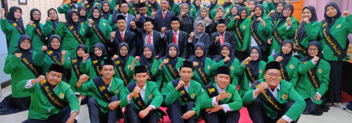 Yudisium ke-2 FAI UNUSIDA: Teguhkan Dedikasi Cetak Guru Unggul dan Berakhlakul Karimah 1 Foto bersama seluruh yudisiawan Yudisium ke-12 FAI UNUSIDA (Foto: Humas UNUSIDA)