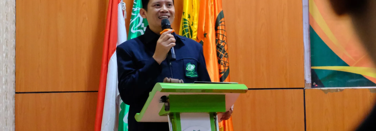 Plt Rektor UNUSIDA: Lulusan FAI Harus Sadar, Kompeten, dan Berani Menciptakan Peluang 6 Plt. Rektor UNUSIDA, Dr. Hadi Ismanto, S.H.I., M.Pd., saat menyampaikan sambutan dalam Yudisium ke-2 FAI UNUSIDA (Foto: Humas UNUSIDA)