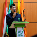 Plt Rektor UNUSIDA: Lulusan FAI Harus Sadar, Kompeten, dan Berani Menciptakan Peluang 6 Plt. Rektor UNUSIDA, Dr. Hadi Ismanto, S.H.I., M.Pd., saat menyampaikan sambutan dalam Yudisium ke-2 FAI UNUSIDA (Foto: Humas UNUSIDA)