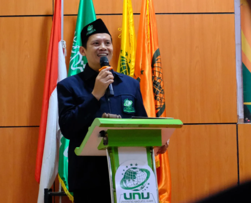 Plt Rektor UNUSIDA: Lulusan FAI Harus Sadar, Kompeten, dan Berani Menciptakan Peluang 6 Plt. Rektor UNUSIDA, Dr. Hadi Ismanto, S.H.I., M.Pd., saat menyampaikan sambutan dalam Yudisium ke-2 FAI UNUSIDA (Foto: Humas UNUSIDA)