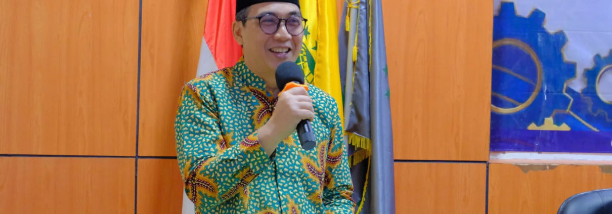 Guru Besar Institut Teknologi Sepuluh Nopember (ITS) Surabaya, Prof. Eko Setijadi, S.T., M.T., Ph.D saat menyampaikan pesan dalam Yudisium ke-10 Fakultas Teknik UNUSIDA (Foto: Humas UNUSIDA)