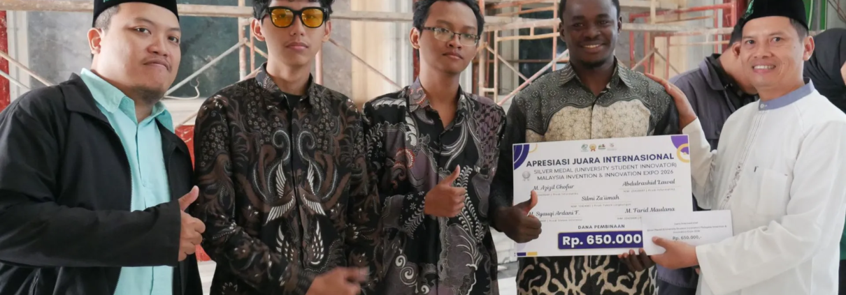 Penyerahan apresiasi untuk Mahasiswa dan Dosen Berprestasi saat Mujahadah Putaran 4 Tahun 2026 (Foto: Humas UNUSIDA)