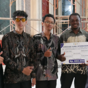 Penyerahan apresiasi untuk Mahasiswa dan Dosen Berprestasi saat Mujahadah Putaran 4 Tahun 2026 (Foto: Humas UNUSIDA)